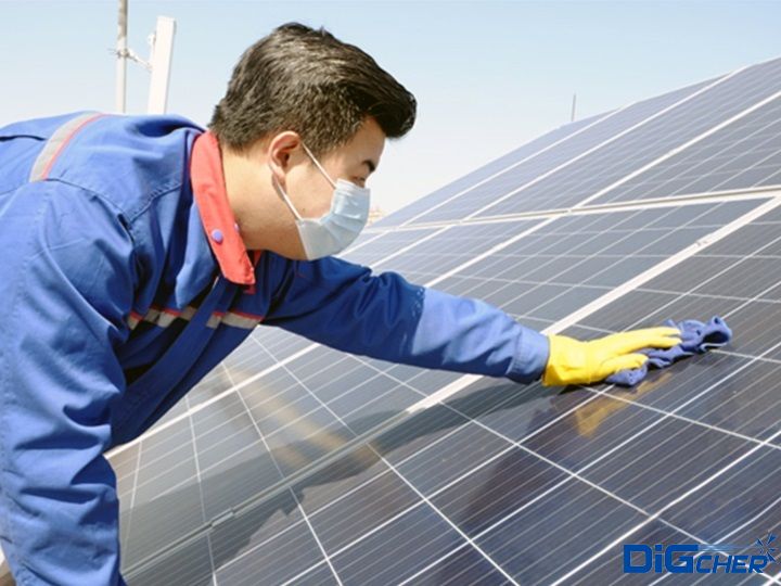 手工清潔(jié)太陽能電池板