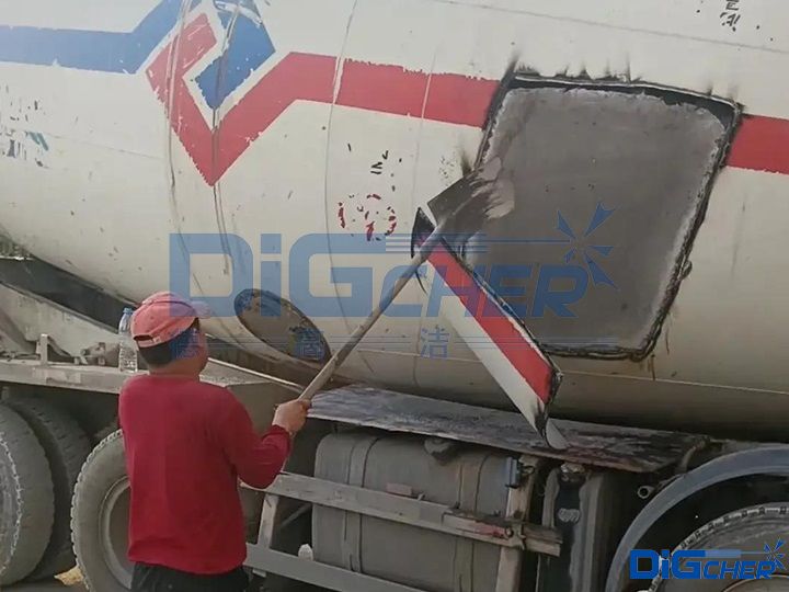 混(hún)凝土攪拌罐車水泥凝固(gù)
