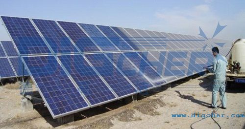 人工手持高壓（yā）水槍衝洗（xǐ）太陽能電池板