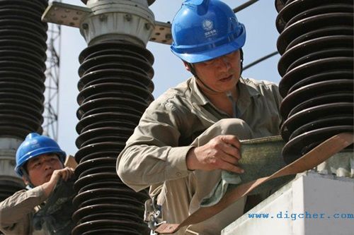 變電所隔離開關觸頭(tóu)人(rén)工清洗(xǐ)
